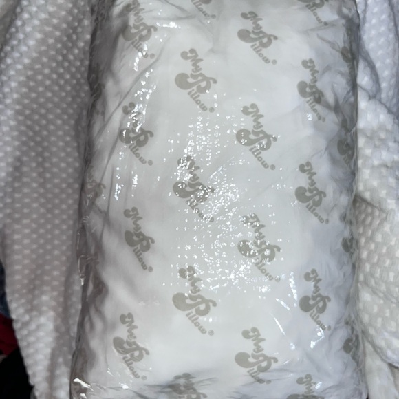 Brand New Sealed The Multi-Use MyPillow Go Anywhere Pillow and Pillowcase - Picture 2 of 7